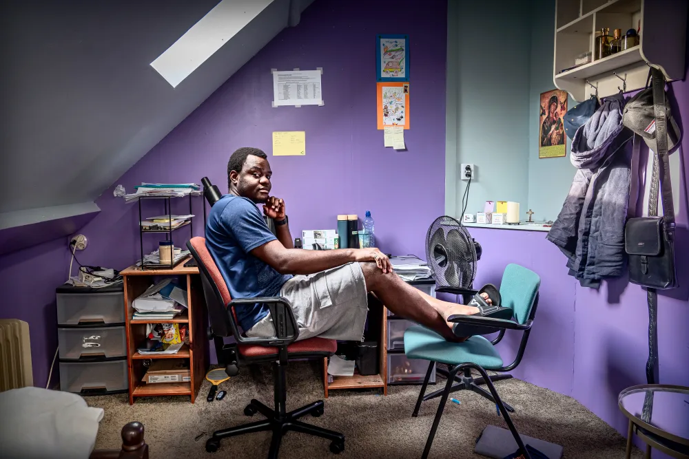 Een huurder in zijn kamer