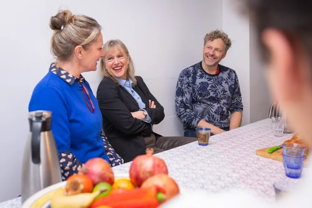 Mensen in gesprek in de keuken
