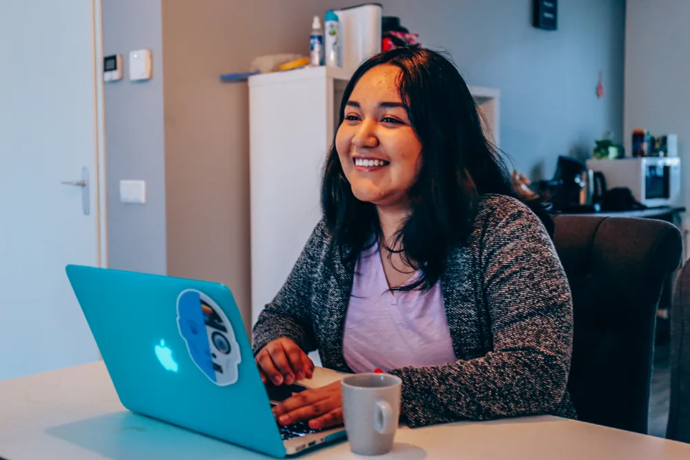 Een kamerzoeker zoekt op haar laptop naar een kamer